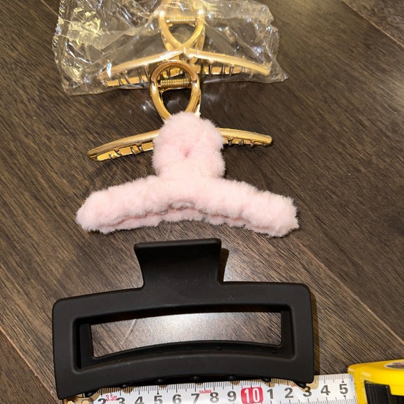 NEW Bundle sale 4 for $15 Fluffy/Metal Hair Claw Clips - Picture 2 of 2